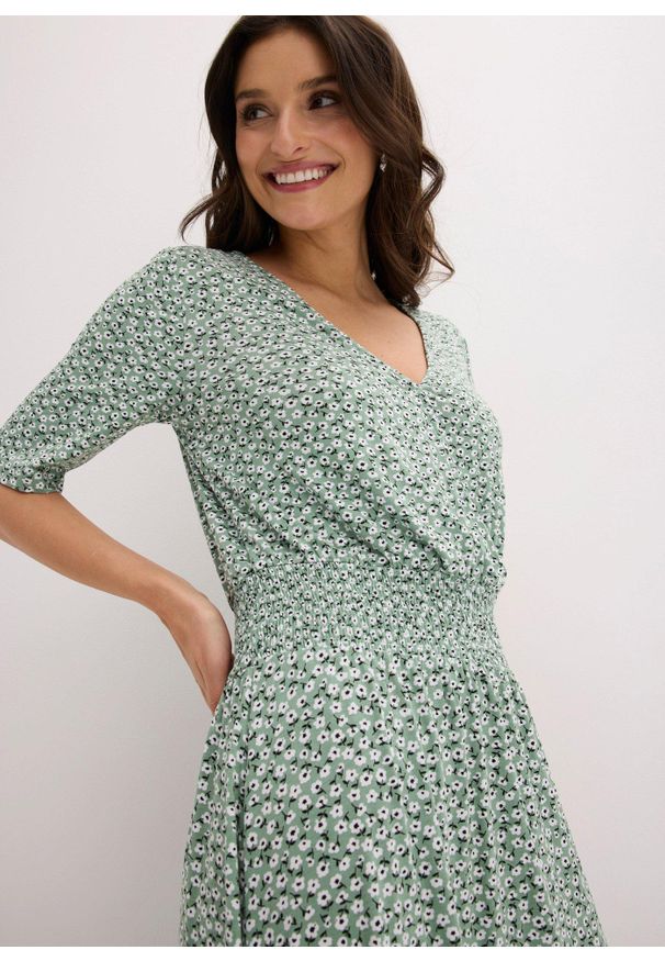 bonprix - Sukienka z dżerseju z mieszanki wiskozy. Kolor: zielony. Materiał: wiskoza, jersey. Sezon: lato