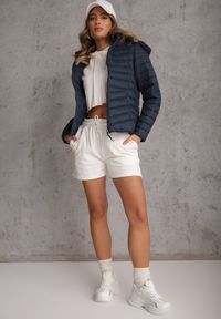 Renee - Granatowa Przejściowa Kurtka Pikowana z Kapturem z Możliwością Odpięcia Pretiga. Okazja: na spacer. Typ kołnierza: kaptur. Kolor: niebieski. Materiał: jeans, nylon #7