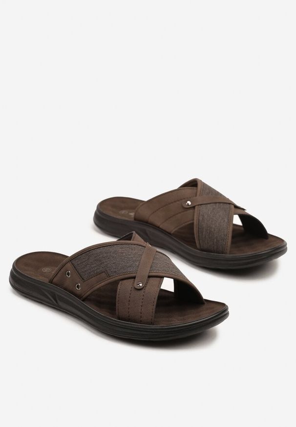 Born2be - Brązowe Klapki z Ozdobnie Przeplatanymi Paskami Zillana. Okazja: na co dzień. Kolor: brązowy. Materiał: len. Styl: casual