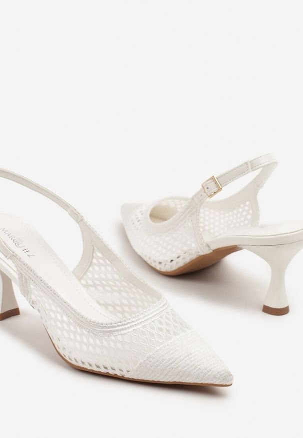 Renee - Białe Sandały Slingback na Klepsydrze z Szydełkową Cholewką i Noskiem w Szpic Mairita. Okazja: na co dzień. Zapięcie: pasek. Kolor: biały. Styl: elegancki, casual