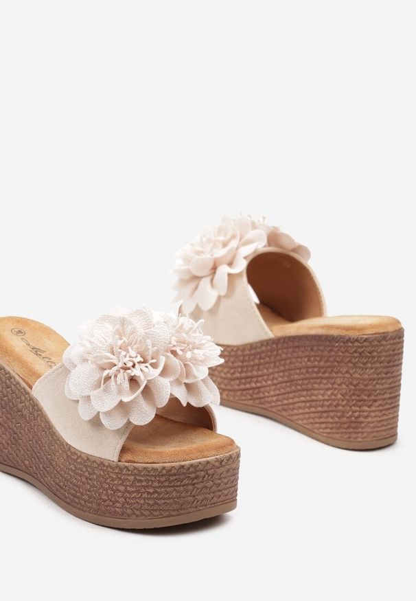 Born2be - Beżowe Wsuwane Klapki na Koturnie Nestalou. Kolor: beżowy. Materiał: jeans. Sezon: lato. Obcas: na koturnie. Styl: elegancki. Wysokość obcasa: średni