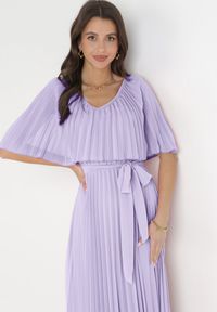 Born2be - Fioletowa Sukienka Plisowana z Szeroką Falbaną Przy Dekolcie Dinara. Kolor: fioletowy. Styl: wizytowy. Długość: maxi #5