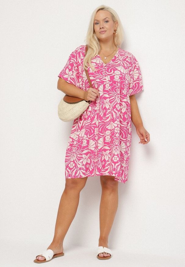 Born2be - Fuksjowa Pudełkowa Sukienka z Wiskozy w Kwiaty z Guzikami Liramiree. Okazja: na spacer, na imprezę, na co dzień. Kolor: różowy. Materiał: wiskoza. Wzór: kwiaty. Typ sukienki: proste. Styl: elegancki, casual, klasyczny