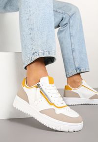 Born2be - Biało-Beżowe Sneakersy na Niskiej Platformie z Ozdobnym Suwakiem i Perforacją Ulivane. Okazja: na co dzień. Kolor: biały. Materiał: jeans. Obcas: na platformie #3