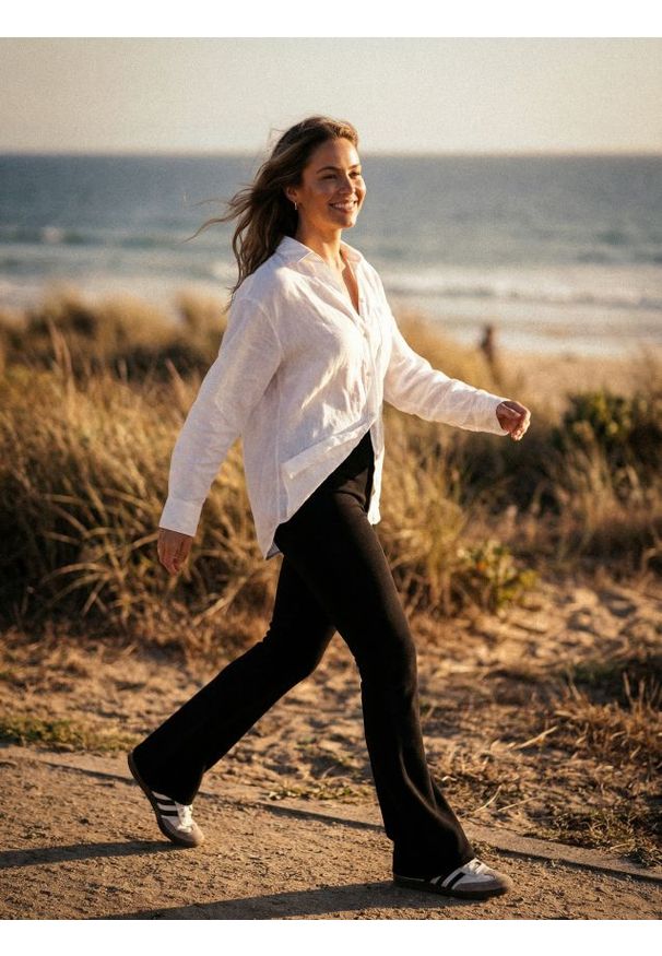 Sinsay - Spodnie flare - czarny. Kolor: czarny