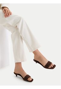 Gino Rossi - GINO ROSSI Klapki EO-V2229-111-5 Brązowy. Kolor: brązowy. Materiał: zamsz, skóra #2