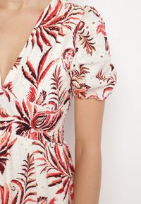 Born2be - Czerwona Rozkloszowana Sukienka z Dekoltem w Serek Zdobiona Roślinnym Wzorem Evilirae. Okazja: na co dzień, na spotkanie biznesowe, do pracy. Typ kołnierza: dekolt w serek. Kolor: czerwony. Wzór: aplikacja. Styl: casual, biznesowy #4