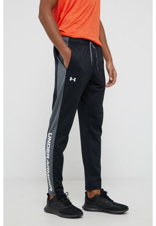 Under Armour - Spodnie. Kolor: czarny. Materiał: dzianina. Wzór: nadruk