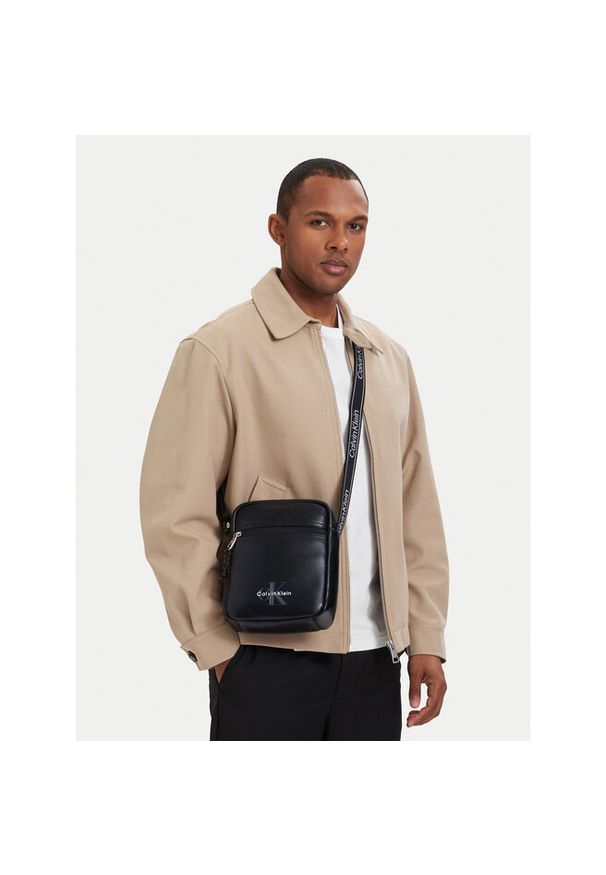Saszetka Calvin Klein. Kolor: czarny