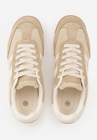 Born2be - Beżowe Sneakersy z Dwoma Paskami Evilirea. Nosek buta: okrągły. Zapięcie: pasek. Kolor: beżowy. Materiał: zamsz, skóra, materiał. Obcas: na obcasie. Wysokość obcasa: niski #7
