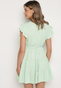 Born2be - Jasnozielona Kopertowa Sukienka Ozdobiona Falbanami i Paskiem Liliessa. Okazja: na co dzień. Typ kołnierza: dekolt w kształcie V. Kolor: zielony. Wzór: aplikacja. Typ sukienki: kopertowe. Styl: klasyczny, casual, elegancki #4