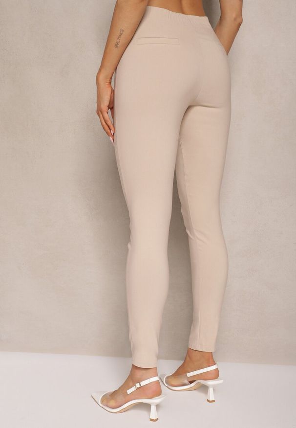 Renee - Beżowe Spodnie Skinny z Bawełną i Ozdobnymi Guzikami Arrimarela. Okazja: na co dzień. Stan: podwyższony. Kolor: beżowy. Materiał: bawełna. Styl: klasyczny, elegancki, casual