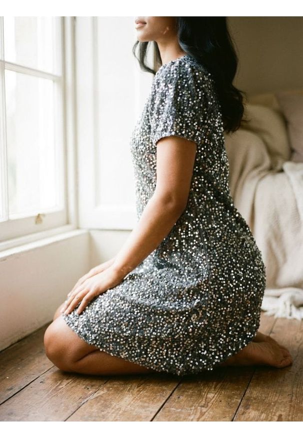 Sinsay - Sukienka z cekinami - srebrny. Kolor: srebrny. Wzór: aplikacja. Długość: mini