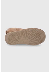 Ugg - UGG Śniegowce zamszowe dziecięce Mini Bailey Bow Glitz kolor brązowy. Nosek buta: okrągły. Kolor: brązowy. Materiał: zamsz. Szerokość cholewki: normalna #3