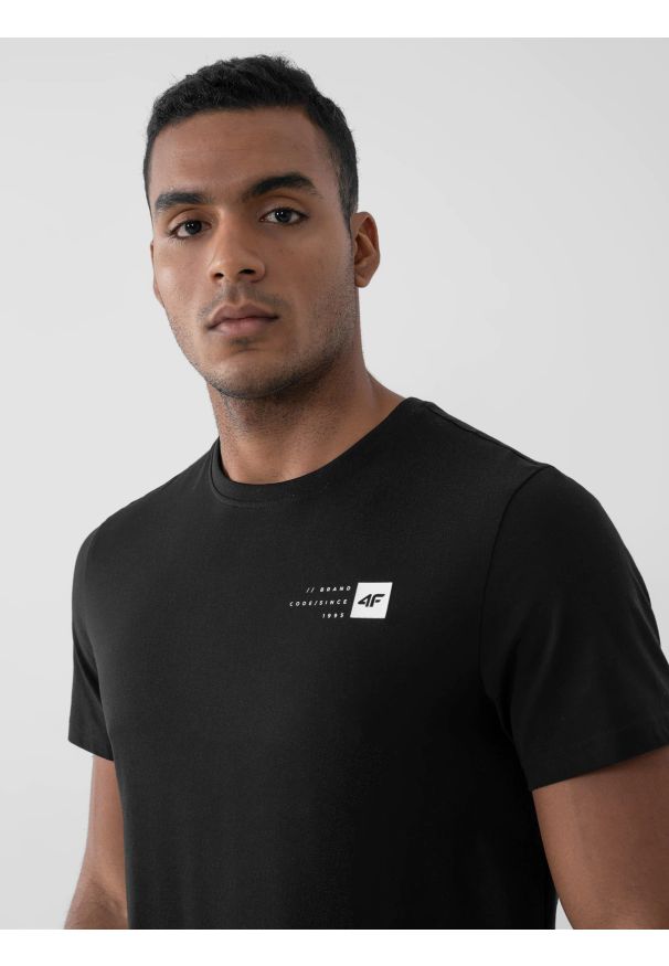 4f - T-shirt regular z nadrukiem męski. Kolor: czarny. Materiał: bawełna, dzianina. Wzór: nadruk