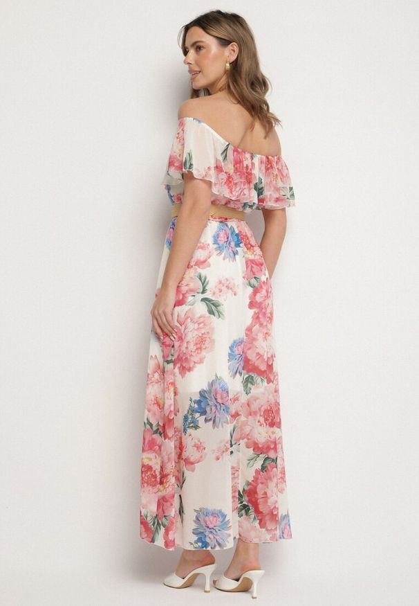 Born2be - Różowa Sukienka Typu Hiszpanka w Kwiaty z Paskiem Sademire. Okazja: na co dzień. Typ kołnierza: dekolt hiszpanka. Kolor: różowy. Wzór: kwiaty. Styl: casual