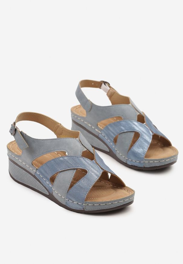 Born2be - Niebieskie Sandały Vices z Ozdobnymi Paskami Oviama. Okazja: na co dzień. Zapięcie: pasek. Kolor: niebieski. Styl: elegancki, casual