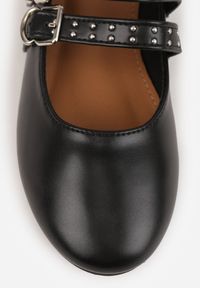 Renee - Czarne Balerinki Vices w Rockowym Stylu z Paskami i Sprzączkami Kikirae. Okazja: na co dzień. Zapięcie: pasek. Kolor: czarny. Materiał: skóra, jeans. Wzór: aplikacja. Styl: rockowy #2