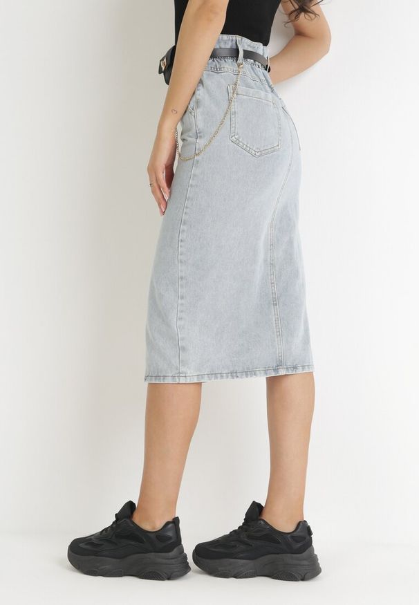 Born2be - Jasnoniebieska Spódnica Jeansowa o Ołówkowym Fasonie z Paskiem w Komplecie Sillae. Kolor: niebieski. Materiał: jeans