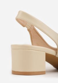 Renee - Beżowe Sandały Vices na Słupkowym Obcasie z Ozdobną PerforacjąTelarelle. Okazja: na co dzień. Nosek buta: szpiczasty. Kolor: beżowy. Materiał: jeans. Obcas: na obcasie. Styl: casual. Wysokość obcasa: średni #8