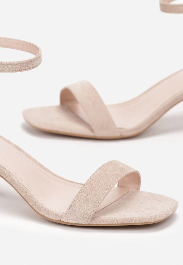 Renee - Ciemnobeżowe Eleganckie Sandały na Słupkowym Obcasie z Okrągłym Noskiem Jesschris. Okazja: na co dzień. Nosek buta: okrągły. Kolor: beżowy. Wzór: gładki. Sezon: lato. Obcas: na obcasie. Styl: elegancki. Wysokość obcasa: średni