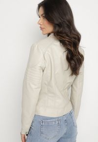 Born2be - Jasnobeżowa Kurtka Ramoneska w Motocyklowym Stylu ze Stójką i Napami Talirina. Okazja: na co dzień. Typ kołnierza: kołnierzyk stójkowy. Kolor: beżowy. Materiał: jeans. Styl: elegancki, casual #5