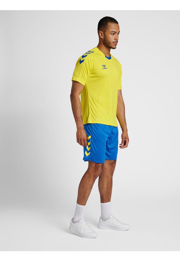 Koszulka piłkarska z krótkim rękawem męska Hummel Core XK Poly Jersey S/S. Kolor: wielokolorowy, żółty, niebieski. Materiał: jersey. Długość rękawa: krótki rękaw. Długość: krótkie. Sport: piłka nożna