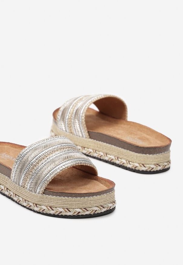 Renee - Złote Klapki na Niskiej Platformie z Korkiem i Plecionką Iines. Okazja: na co dzień. Kolor: złoty. Materiał: len, jeans. Obcas: na platformie. Styl: casual