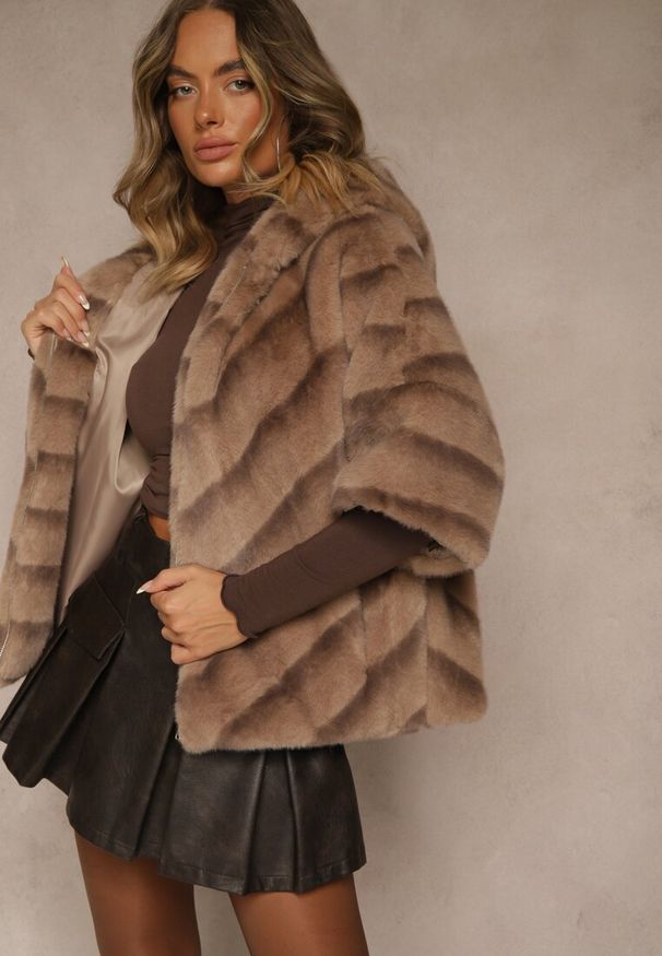 Renee - Beżowa Kurtka Futrzana o Kroju Oversize z Kapturem i Rękawami 3/4 Titene. Okazja: na co dzień. Typ kołnierza: kaptur. Kolor: beżowy. Materiał: futro. Sezon: zima. Styl: elegancki, klasyczny, casual