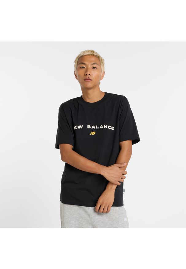 Koszulka męska New Balance MT51506BK – czarna. Kolor: czarny. Materiał: bawełna, dresówka. Długość rękawa: krótki rękaw. Długość: krótkie. Wzór: napisy