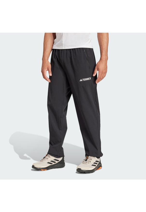 Adidas - Spodnie Multi Essentials Stretch. Kolor: czarny. Materiał: materiał. Sport: turystyka piesza
