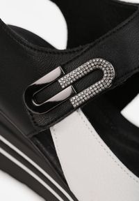 Born2be - Białe Sandały ze Skóry Naturalnej na Koturnie z Metaliczną Ozdobą i Cyrkoniami Charevera. Okazja: na co dzień. Zapięcie: rzepy. Kolor: biały. Materiał: skóra. Wzór: aplikacja. Obcas: na koturnie. Styl: casual, elegancki #2