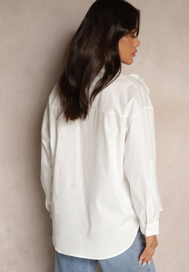 Renee - Biała Bawełniana Koszula z Kwiatową Aplikacją 3D Dolianis. Okazja: na spacer, na co dzień, na spotkanie biznesowe. Typ kołnierza: dekolt w kształcie V. Kolor: biały. Materiał: bawełna. Długość rękawa: długi rękaw. Długość: długie. Wzór: aplikacja, kwiaty. Styl: casual, biznesowy, elegancki, klasyczny