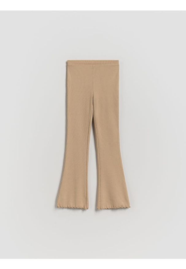 Reserved - Dzianinowe legginsy w prążek - beżowy. Kolor: beżowy. Materiał: dzianina. Wzór: prążki