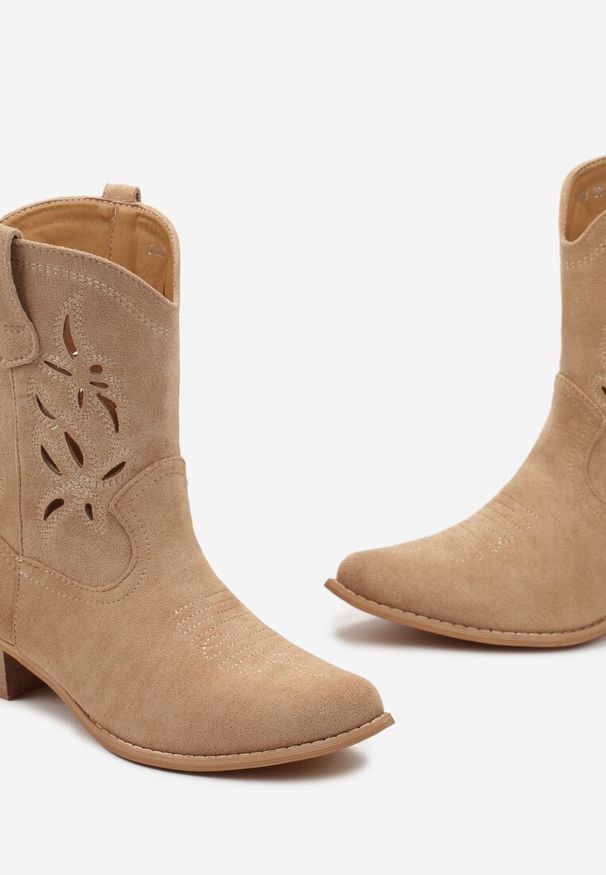 Renee - Beżowe Botki Kowbojki z Denimowego Materiału z Ozdobnymi Kwiatami Wispria. Kolor: beżowy. Materiał: materiał. Wzór: kwiaty. Obcas: na obcasie. Styl: klasyczny. Wysokość obcasa: niski