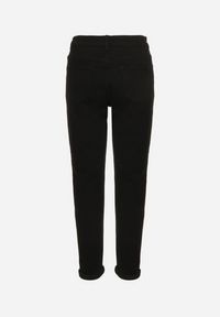 Born2be - Czarne Casualowe Jeansy o Kroju Mom Fit Arettia. Okazja: na co dzień. Stan: podwyższony. Kolor: czarny. Styl: casual #4