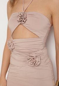 Born2be - Ciemnobeżowa Wiązana Midi Sukienka z Wycięciami i Aplikacjami z Materiału Cherice. Kolor: beżowy. Materiał: materiał. Wzór: aplikacja. Długość: midi #7