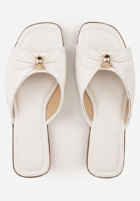 Born2be - Białe Płaskie Klapki z Metaliczną Aplikacją na Marszczonym Pasku Lilaya. Okazja: na co dzień. Kolor: biały. Materiał: len. Wzór: aplikacja. Styl: casual, elegancki #2