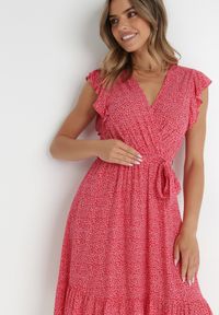 Born2be - Czerwona Sukienka z Paskiem Rartho. Typ kołnierza: kołnierz z falbankami. Kolor: czerwony. Materiał: wiskoza, materiał. Wzór: kwiaty, nadruk. Typ sukienki: kopertowe, rozkloszowane. Długość: mini #2