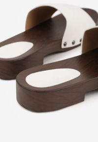 Renee - Białe Klapki Ozdobione po Bokach Nitami Neameronei. Kolor: biały. Materiał: skóra, jeans. Wzór: aplikacja #8