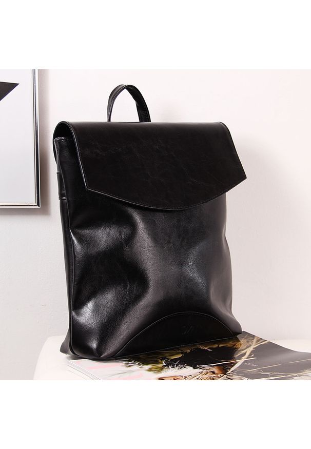 Skórzany plecak damski DAN-A T383 czarny. Kolor: czarny. Materiał: skóra. Styl: elegancki