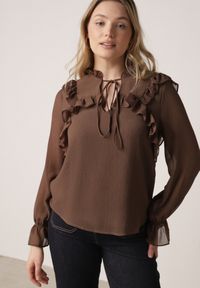 Born2be - Brązowa Romantyczna Bluzka z Falbankami i Wiązaniem przy Dekolcie Zeaniyana. Okazja: na co dzień, na spotkanie biznesowe, na spacer. Typ kołnierza: kołnierz z falbankami. Kolor: brązowy. Materiał: jeans, poliester. Styl: casual, biznesowy #3