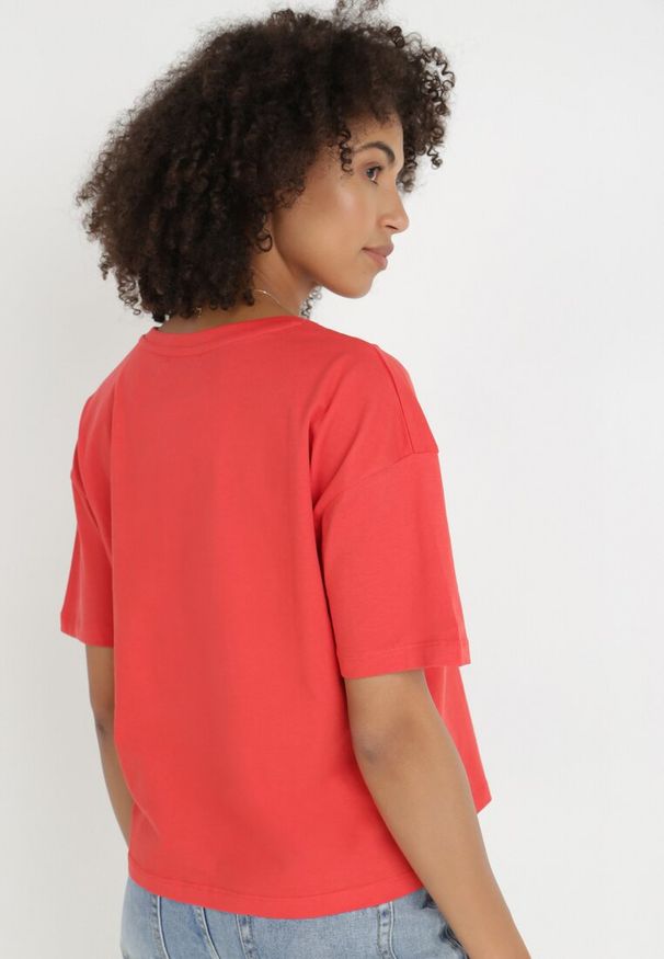 Born2be - Czerwony T-shirt Evales. Okazja: na co dzień. Kolor: czerwony. Materiał: bawełna. Długość rękawa: krótki rękaw. Długość: krótkie. Wzór: jednolity. Styl: casual