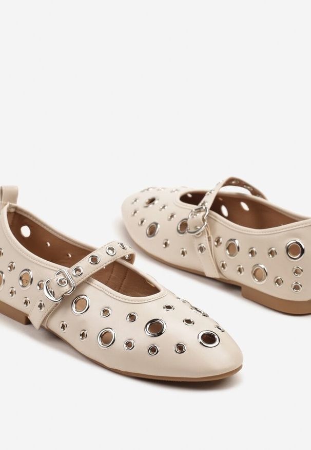 Renee - Beżowe Balerinki Ozdobione Paskiem i Metalicznymi Aplikacjami Erathira. Okazja: na co dzień. Zapięcie: pasek. Kolor: beżowy. Materiał: jeans. Wzór: aplikacja. Styl: casual, elegancki