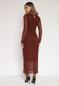 Born2be - Brązowa Dopasowana Sukienka Koronkowa z Długim Rękawem Zenika. Kolor: brązowy. Materiał: koronka. Długość rękawa: długi rękaw. Wzór: koronka. Sezon: zima, wiosna, jesień. Styl: elegancki #5