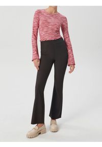 Sinsay - Prążkowana bluzka typu crop z długim rękawem i falowanym wykończeniem - czerwony. Kolor: czerwony. Materiał: prążkowany. Długość rękawa: długi rękaw. Długość: długie #1