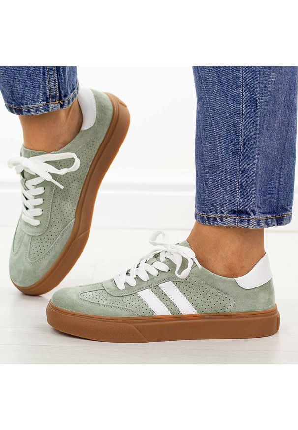 Zielone skórzane półbuty damskie Cambell 07354. Okazja: na co dzień, na spacer. Kolor: zielony. Materiał: nubuk, skóra. Szerokość cholewki: normalna. Wzór: ażurowy. Sezon: wiosna, lato, jesień. Obcas: na płaskiej podeszwie. Styl: casual, klasyczny, elegancki