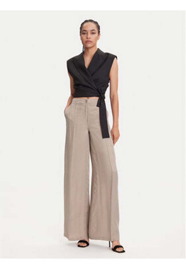 Guess Spodnie materiałowe W5YB02 WH5N2 Beżowy Regular Fit. Kolor: beżowy. Materiał: syntetyk