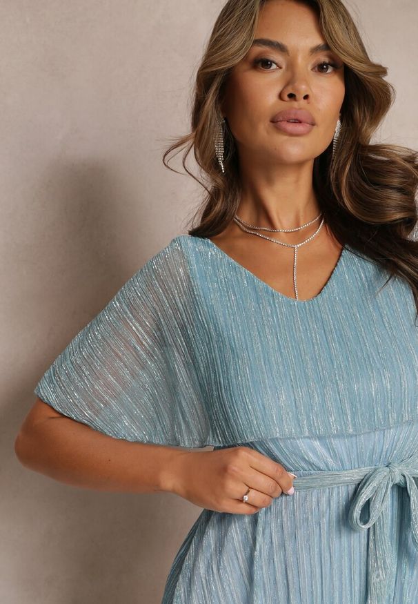 Renee - Jasnoniebieska Koktajlowa Sukienka Maxi z Ozdobną Falbaną na Górze Cailey. Kolor: niebieski. Materiał: materiał, tkanina. Długość rękawa: krótki rękaw. Wzór: gładki. Sezon: lato, wiosna. Styl: wizytowy. Długość: maxi