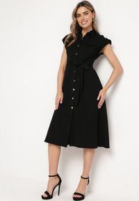 Born2be - Czarna Sukienka Koszulowa Phinitrite. Okazja: na co dzień. Kolor: czarny. Wzór: aplikacja. Typ sukienki: koszulowe. Materiał: materiał. Długość rękawa: krótki rękaw. Sezon: lato. Styl: casual. Długość: midi #1